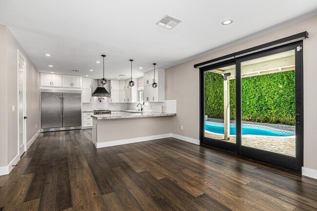 Building Photo - 3821 E Devonshire Ave