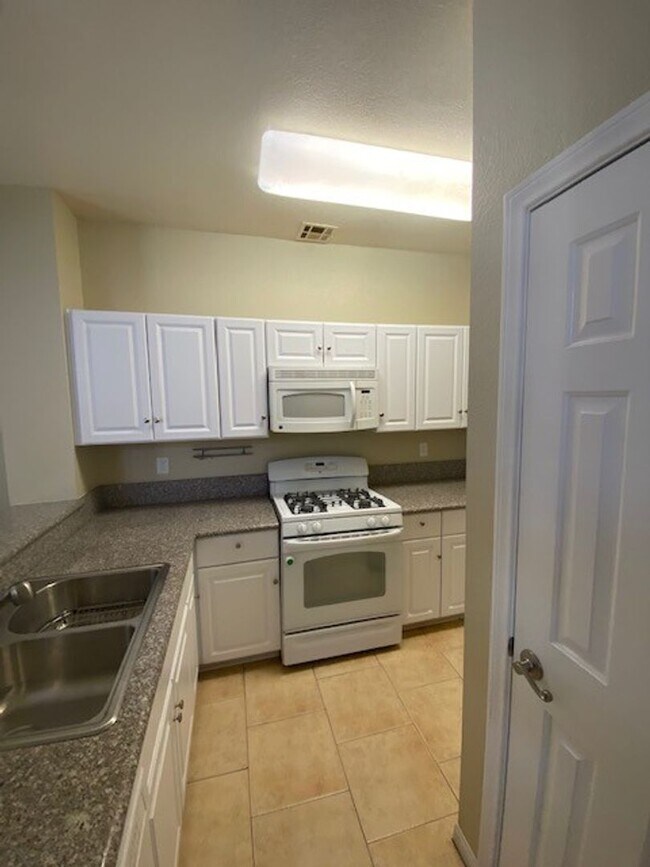 Building Photo - Stylish 2-Bed Townhome with Loft & Dual Pr...