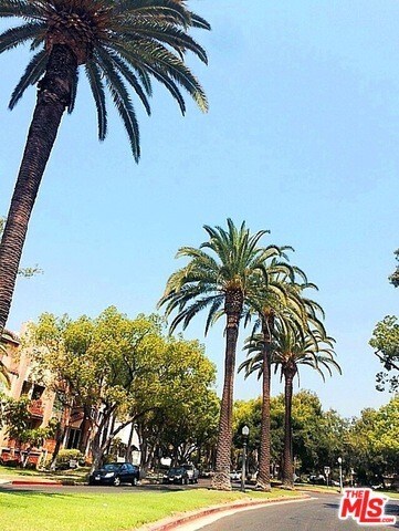 Building Photo - 1112 E Lexington Dr