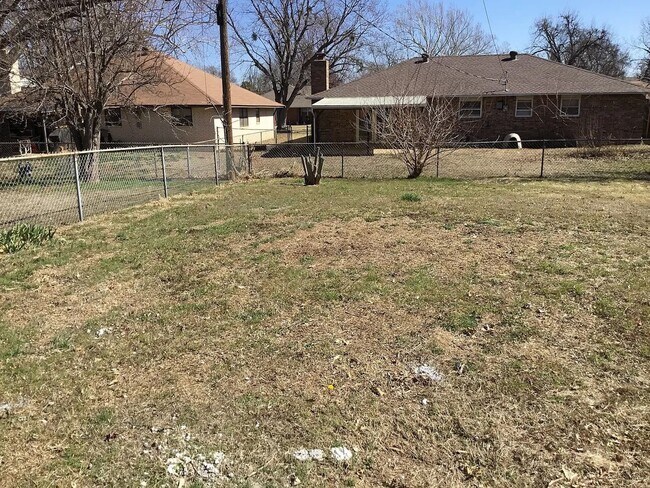 Building Photo - 1/2 OFF FIRST MONTHS RENT!  Great 3 Bed 1 ...