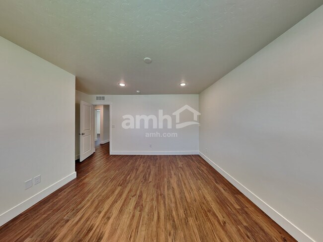 Building Photo - 1022 N Rivermist Pl