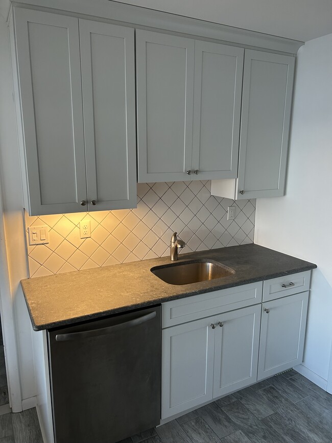 Building Photo - 46 S Bay Ave