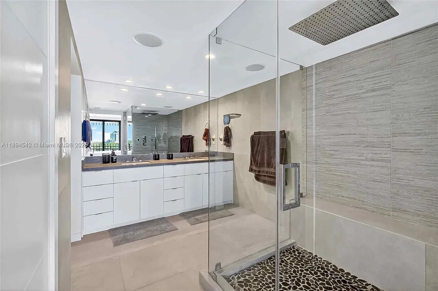 Building Photo - 2 Grove Isle Dr