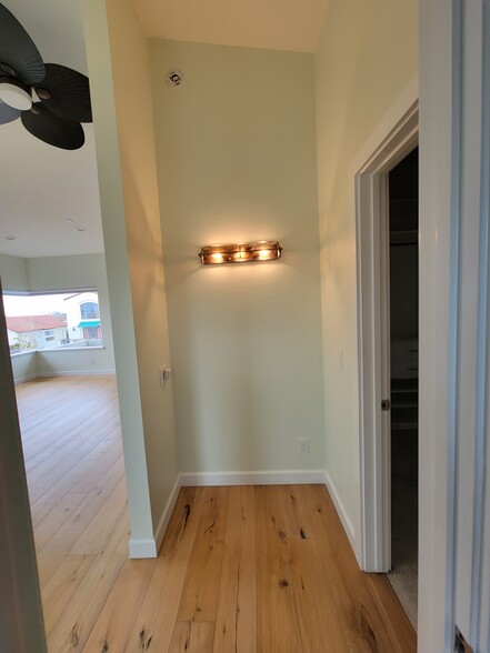 Building Photo - 410 Miramar Dr