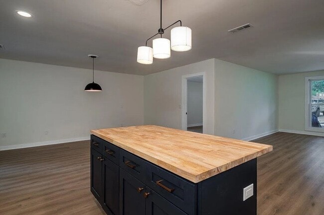 Building Photo - 4 Bedroom 2 Bath House in Corey Woods - Summerville