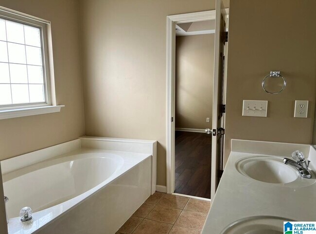 Building Photo - 1004 Medinah Dr