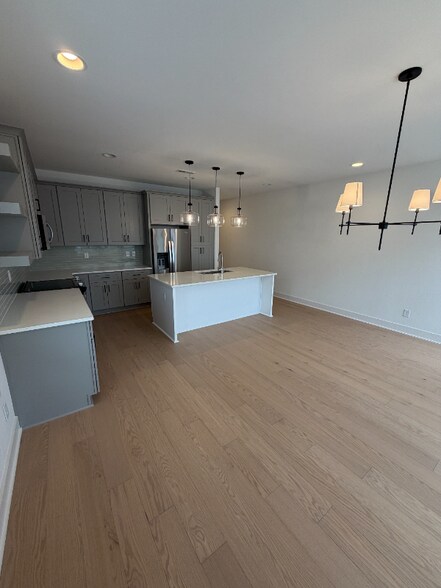 Building Photo - 5045 Lundy Dr