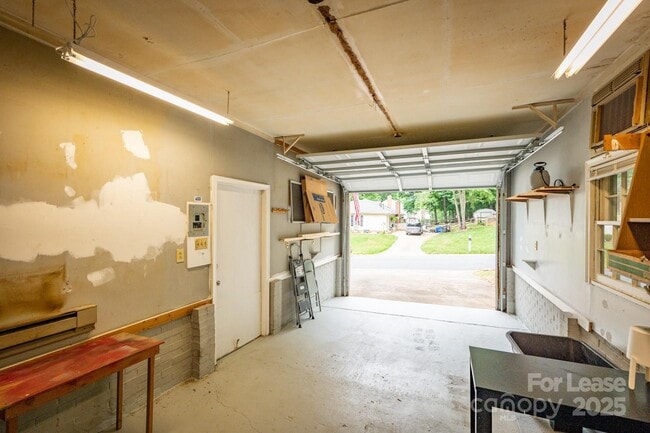 Building Photo - 901 Winter Wood Dr