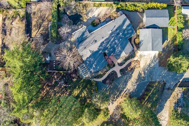 Building Photo - Beautiful home on large, landscaped flag lot - Available Now