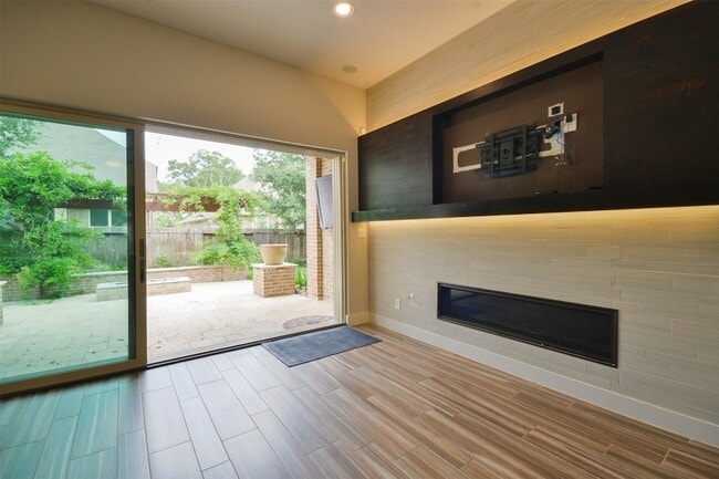 Building Photo - 5911 Vineyard Creek Ln