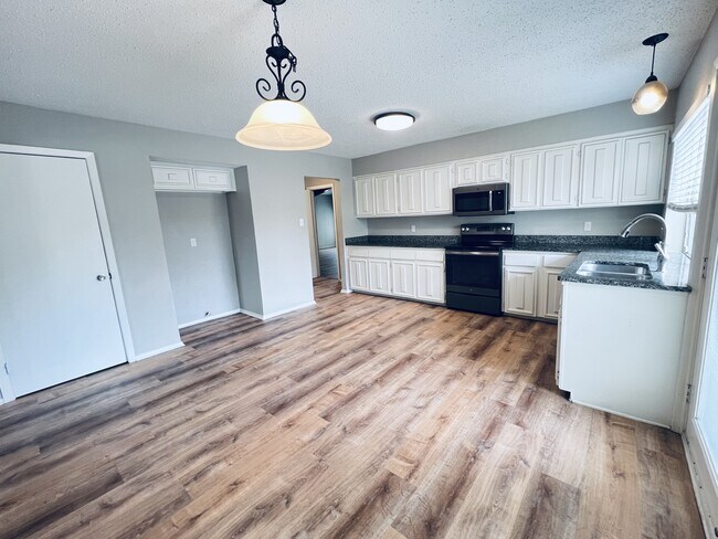 Building Photo - 2102 Richwood Dr