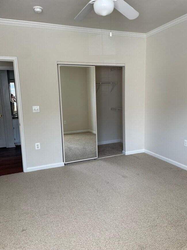 Building Photo - One Bedroom Apartment available now for $1600!