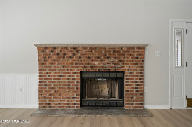 Building Photo - 261 Oak Ave