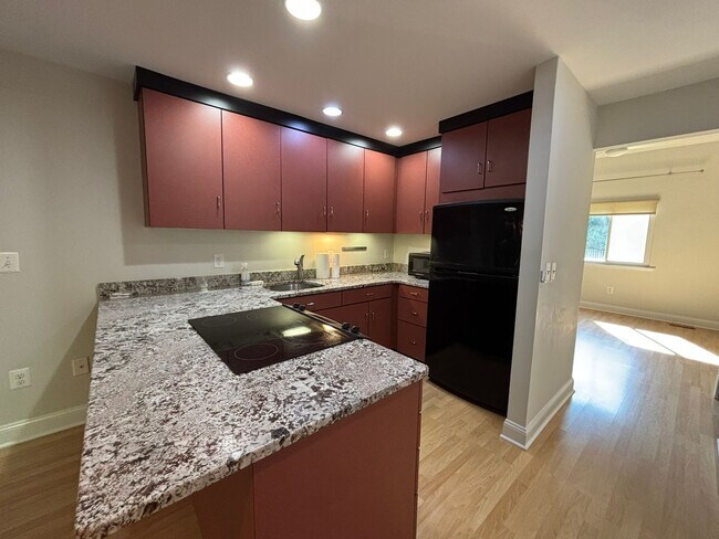 Building Photo - Adorable 1 bedroom 1.5. bath end unit townhouse in Annapolis