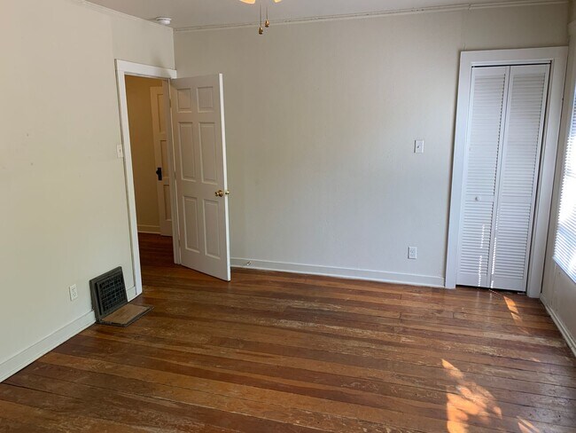 Building Photo - 3 Bedroom plus bonus room! Close to Enloe, CSUC and Downtown