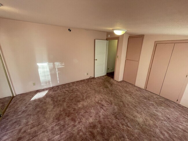 Building Photo - Paradise 3 bedroom 2 1/2 bath, large home, shop, natural landscaping.