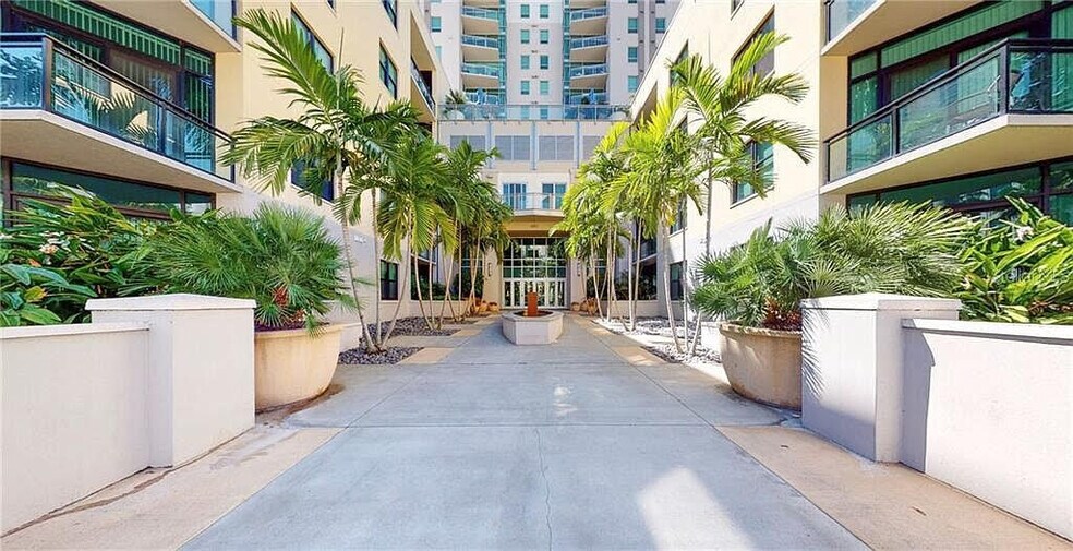 Entrance - 400 4th Ave S