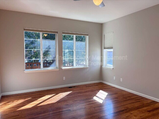 Building Photo - 900 Treece St