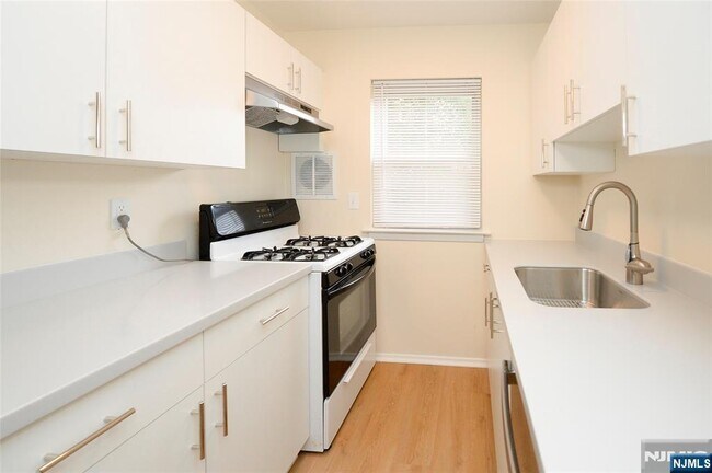 Building Photo - 128 Regency Park