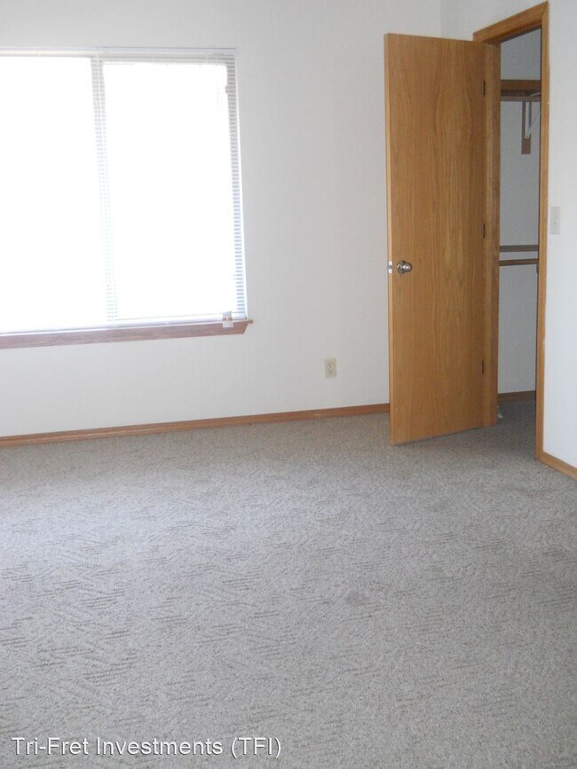 Building Photo - 209-266 E Erie St