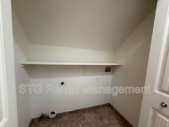 Building Photo - 449 W 500 N