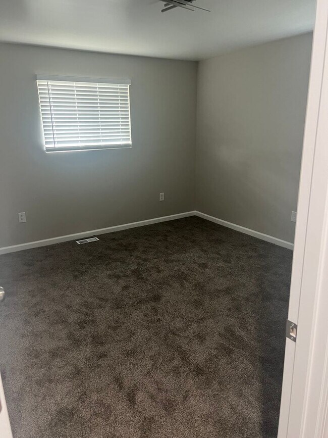 Building Photo - fully renovated 3 bedroom