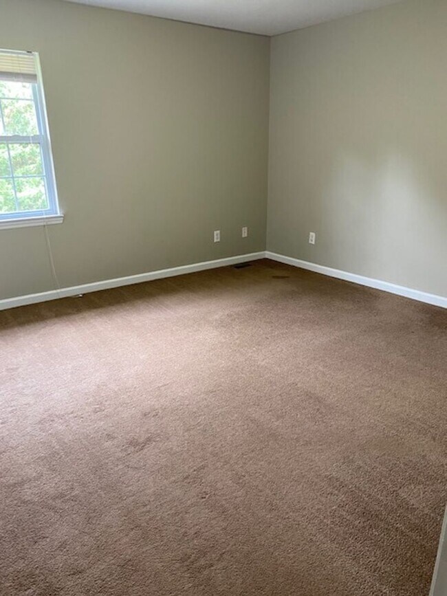 Building Photo - 2 Bedroom 1.5 Bath townhouse