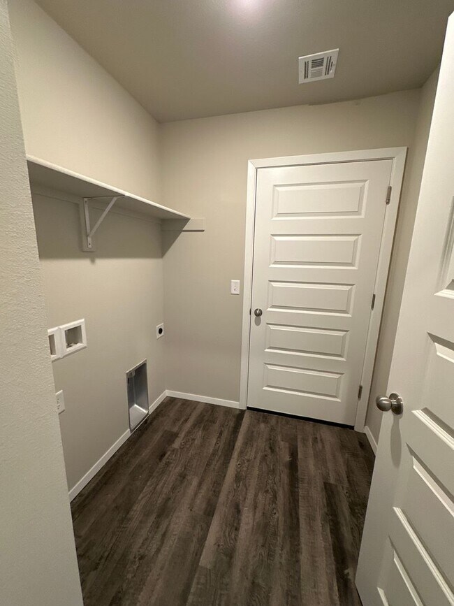 Building Photo - *Pre-leasing* NEWER Three Bedroom | Two Ba...