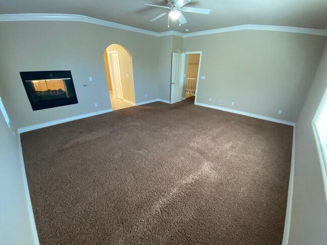 Building Photo - Beautiful 5 bed/3 bath home located in Hen...