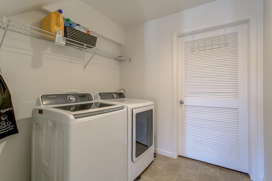 Building Photo - 1033 Burning Bush Pt