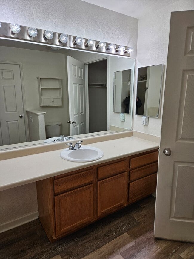 Building Photo - Amazing price amazing location 2 bdrm Cond...