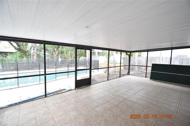 Building Photo - 528 Suwanee Cir