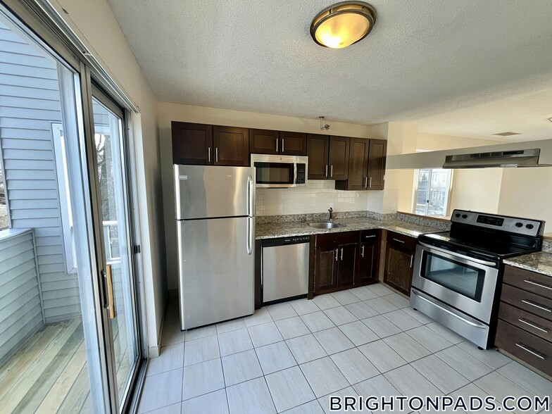 Building Photo - 150 N Beacon St