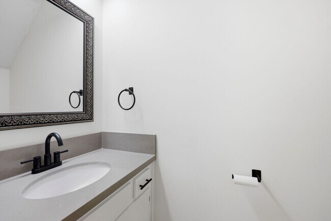 Building Photo - Updated 2BR Townhome in Prime Chapel Hill Location with Pool & Tennis!