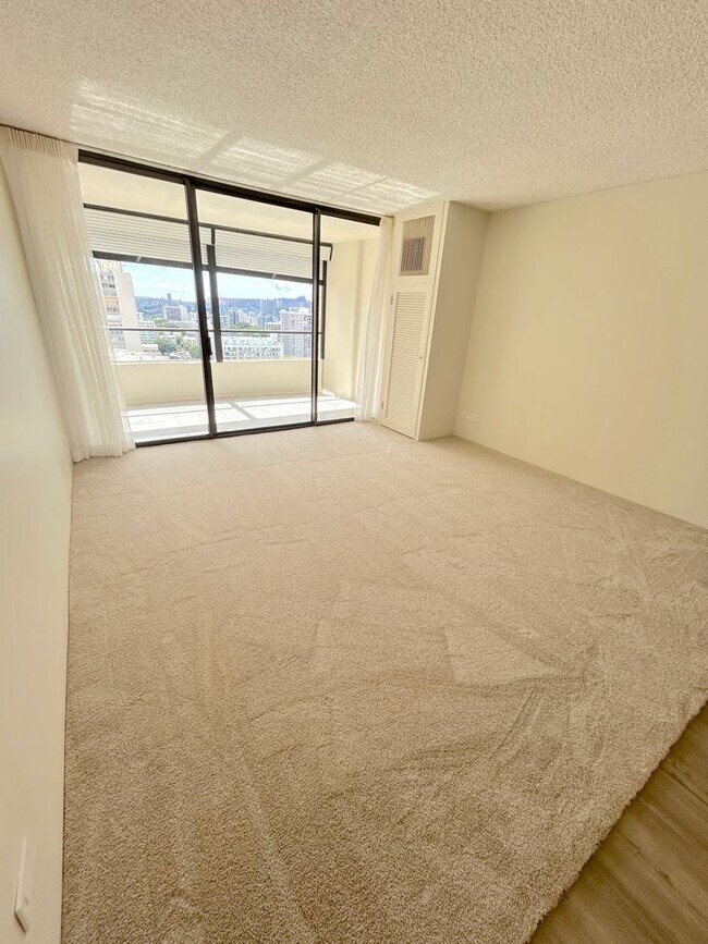 Building Photo - Available Now - High Floor Studio Apartmen...