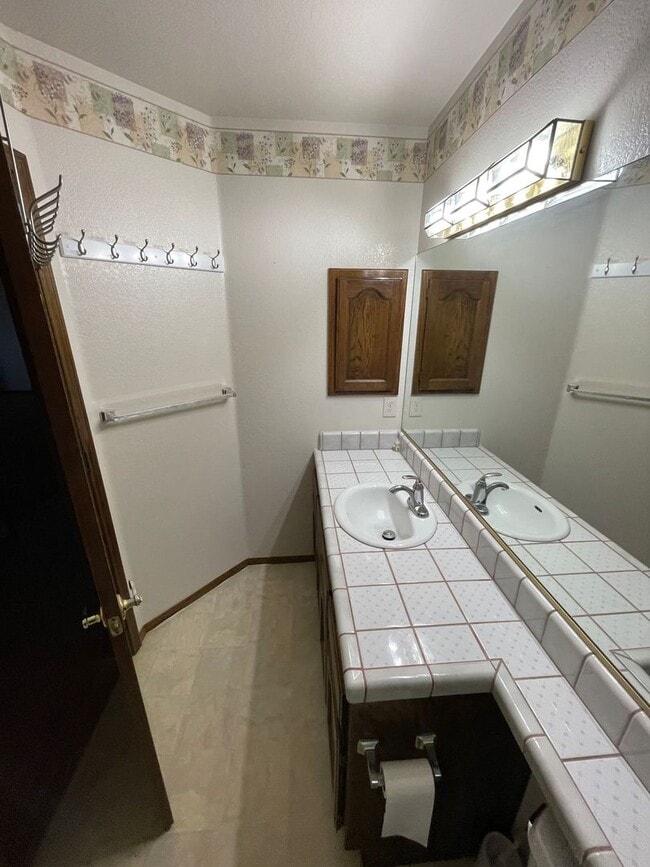 Building Photo - 4 BEDROOM APPLE VALLEY HOME