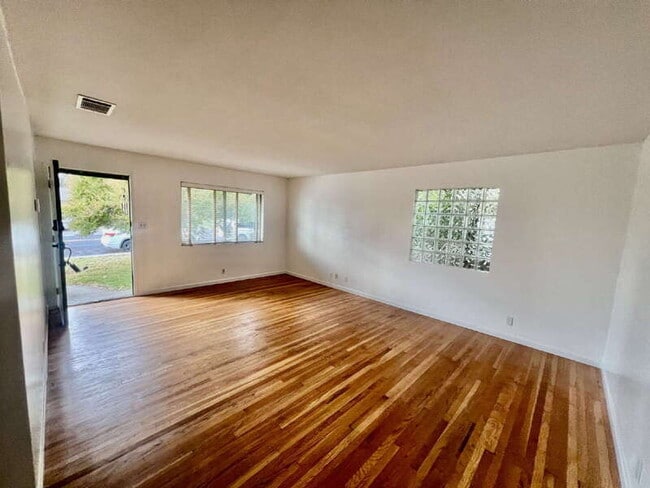 Building Photo - 280 Markham Ave