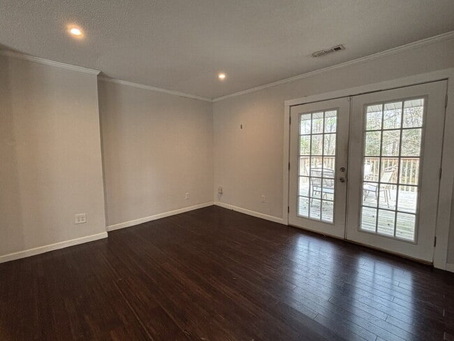 Building Photo - 117 Alma Dr