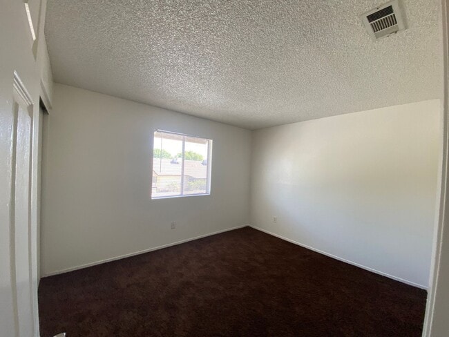 Building Photo - Addorable 2 BD 1 BA SW Apt with Coin opera...