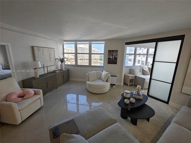 Building Photo - 825 Brickell Bay Dr