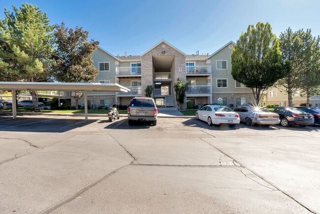 Building Photo - 3 Bedroom Top Floor Orem Condo w Awesome Amenities!