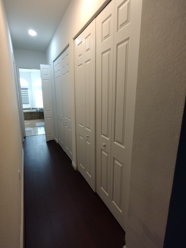 Building Photo - 5011 Pinecreek Pl