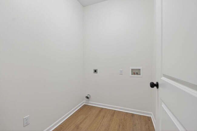 Building Photo - 2015-2017 Scotty Ct