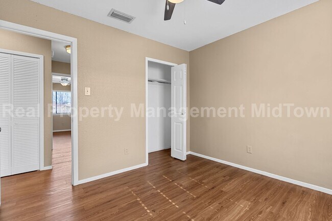 Building Photo - 3807 Glengate Dr