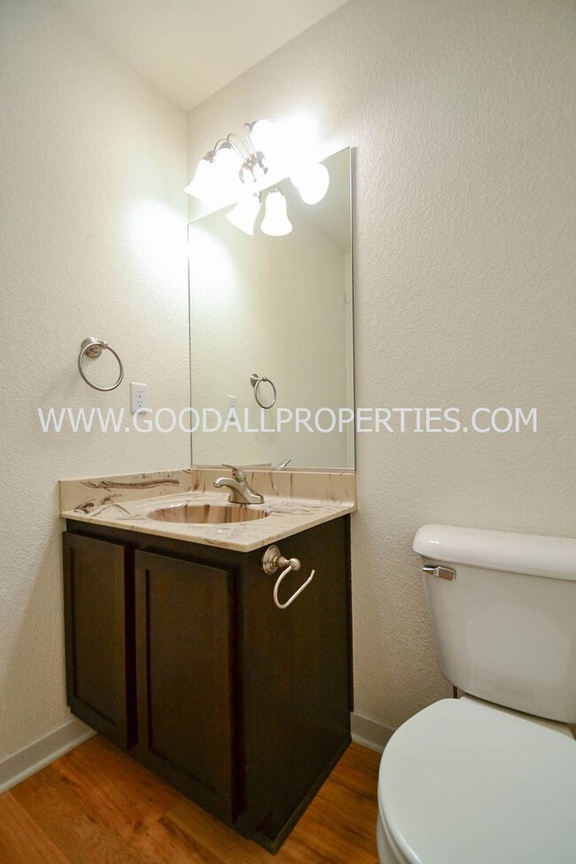 Building Photo - 4 Bedroom, 2.5 Bathroom Home in Ankeny