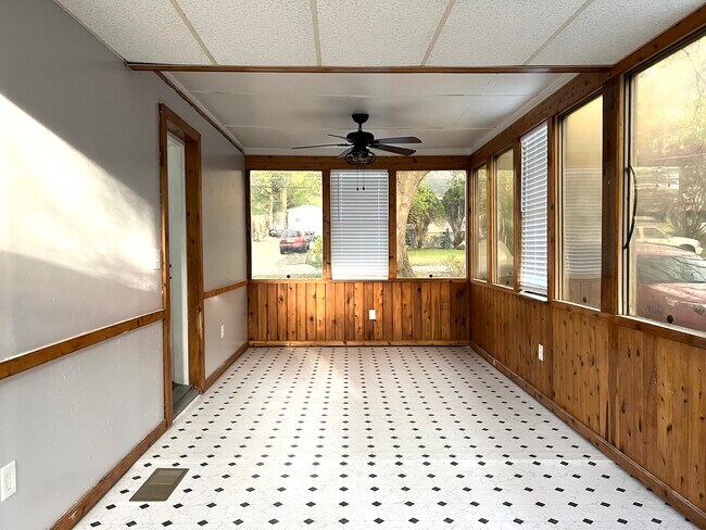 Building Photo - 3033 Lake Ave