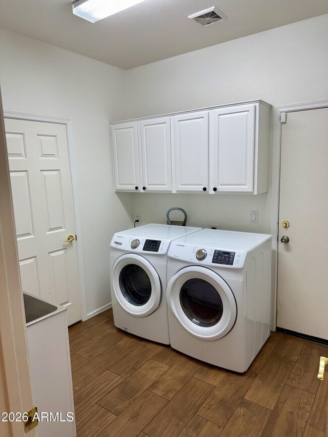 Building Photo - 2431 W Carter Rd