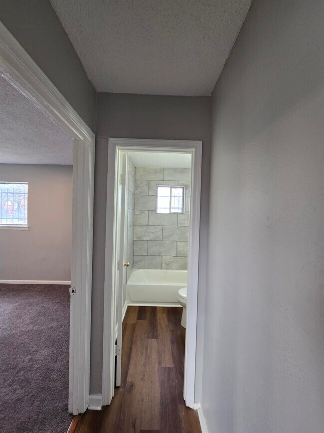 Building Photo - 1024 S Wellington St