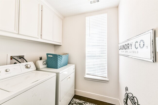 Building Photo - 1322 Blackthorne Dr