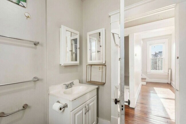 Building Photo - 204 Chittenden Ave